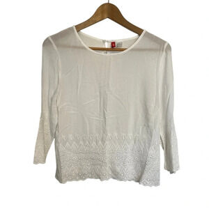 5/20$ Divided white top with design bottom and buttons at back size 8